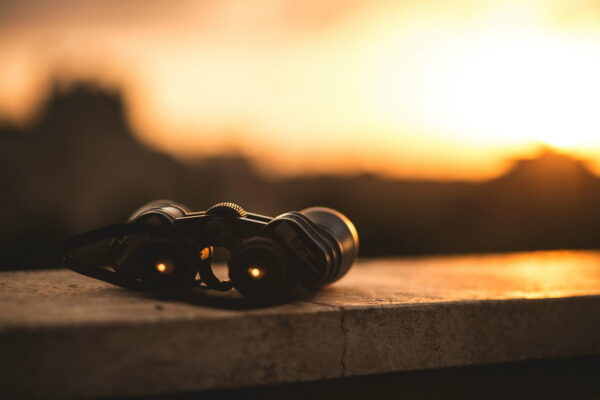 Fernglas auf einem Tisch bei Sonnenuntergang, ideal zum Sterne beobachten