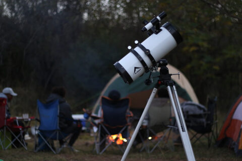 Spiegelteleskop im Freien aufgebaut