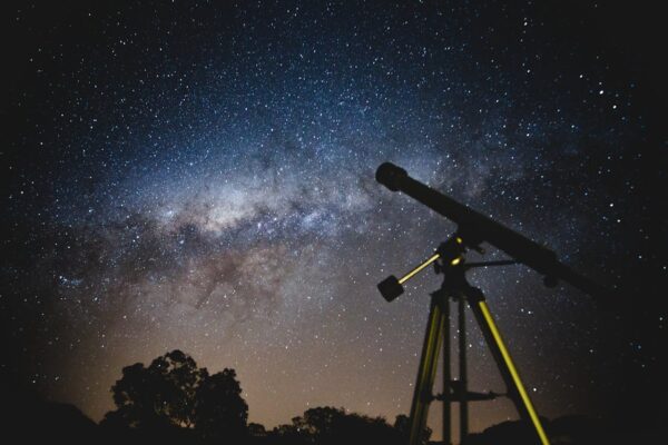 Teleskop für Einsteiger unter klarem Sternenhimmel mit der Milchstraße im Hintergrund