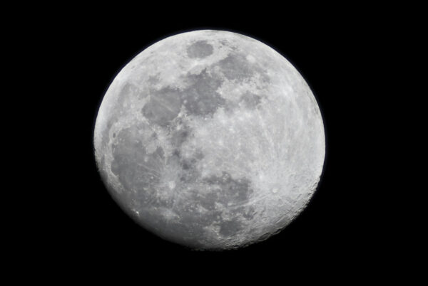 Vollmond mit deutlichen Kraterstrukturen am Nachthimmel