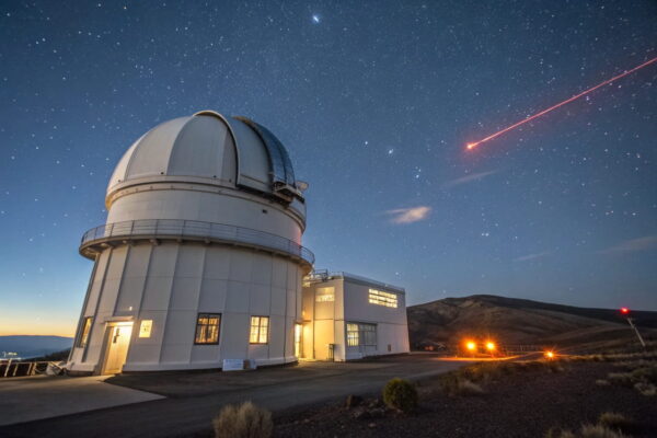 Observatorium mit adaptiver Optik, das zeigt, wie Astronomen das Flackern der Sterne minimieren und klare Nachthimmelaufnahmen erzeugen.