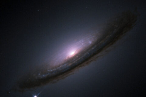 Hubble-Space-Telescope-Bild der Supernova 1994D (SN1994D) am Rand der Galaxie NGC 4526 (SN 1994D ist der helle Fleck unten links)