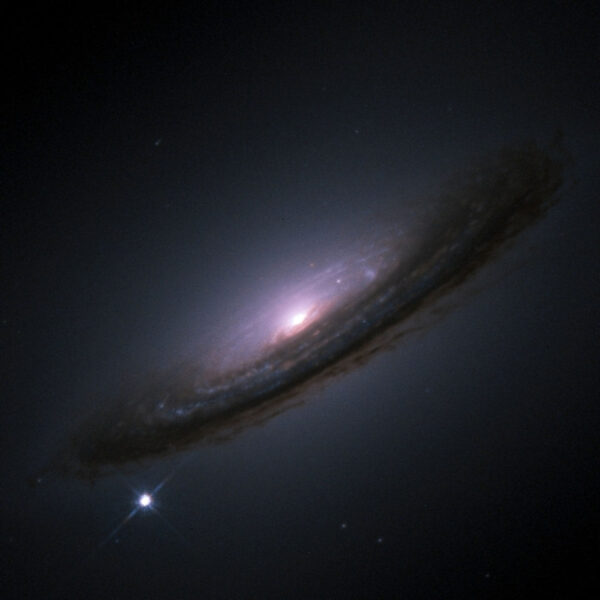 Hubble-Space-Telescope-Bild der Supernova 1994D (SN1994D) am Rand der Galaxie NGC 4526 (SN 1994D ist der helle Fleck unten links)